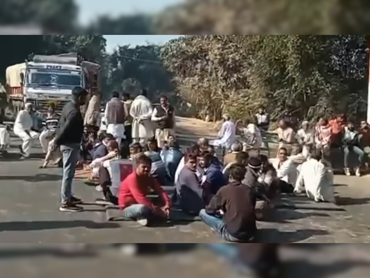 छात्राओं को टीचर ने भेजा अश्लील मैसेज, लोगों ने शिक्षक की गिरफ्तारी की मांग को लेकर किया रोड जाम 