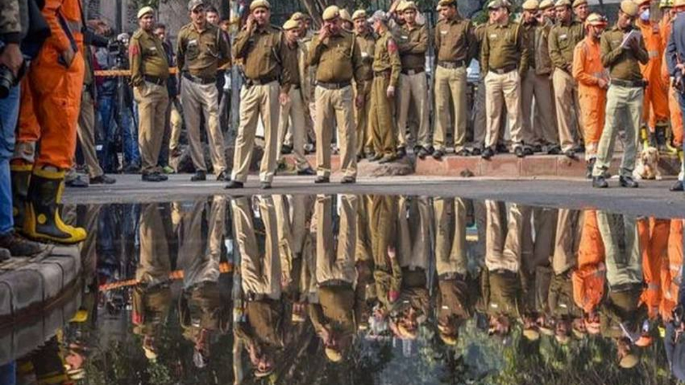 Delhi News: दिल्ली के करोल बाग में एक बच्ची को टीचर ने बालकनी से फेंका Delhi News: दिल्ली के करोल बाग में एक बच्ची को टीचर ने बालकनी से फेंका