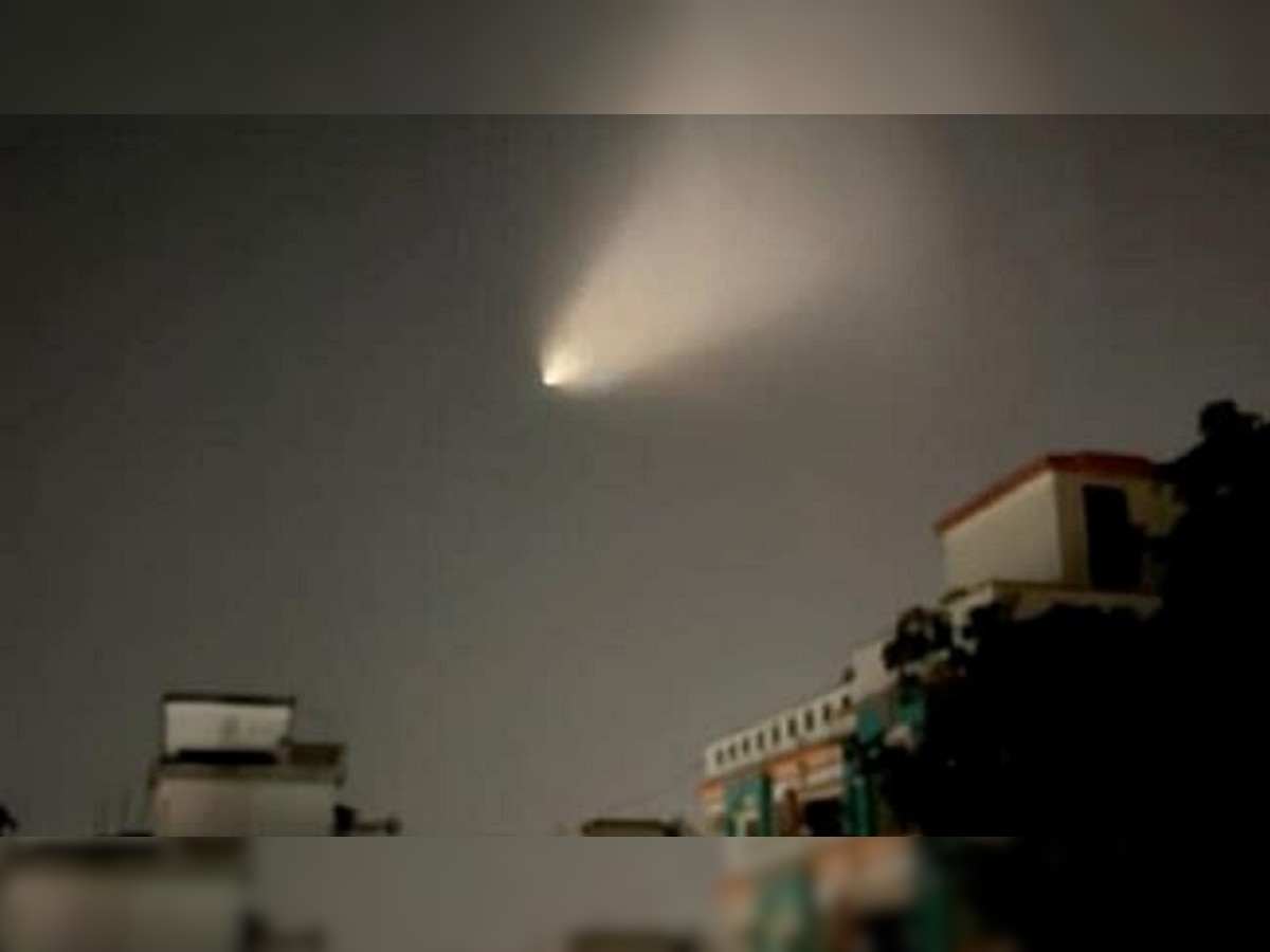 आसमान में दिखी रहस्यमयी लाइट, हक्के बक्के हो गए लोग..पूछने लगे कि एलियन आ गए क्या?