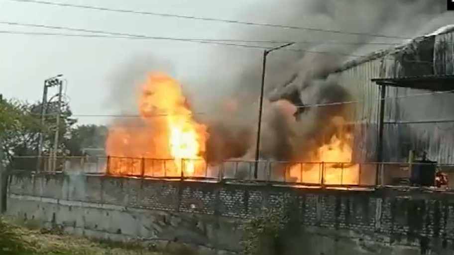 Fire in Mumbai: मुंबई में अस्पताल से सटे पिज़्ज़ा होटल  में लगी आग; एक की मौत, कई घायल