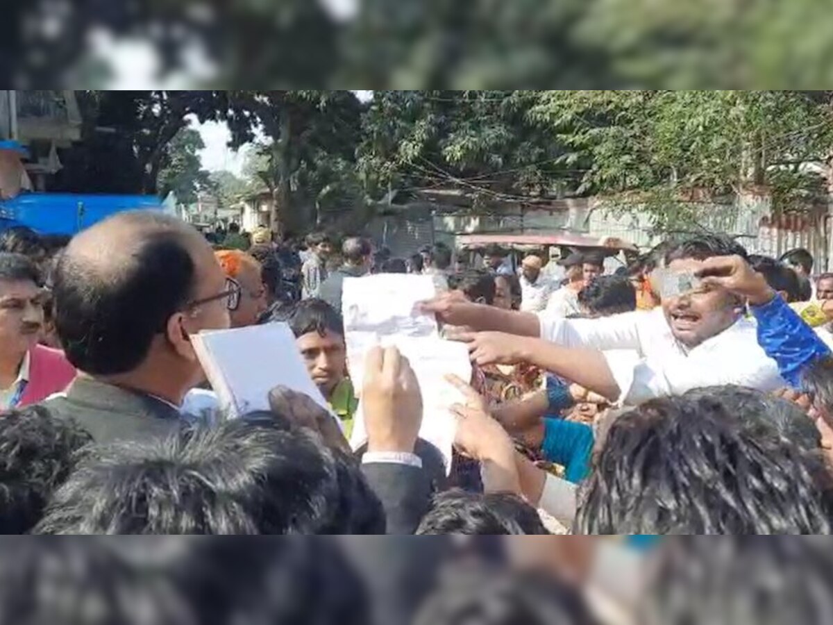 Bihar Nikay Chunav: किशनगंज में मतदान केंद्र में भारी हंगामा, मतदाता सूची में गड़बड़ी का आरोप