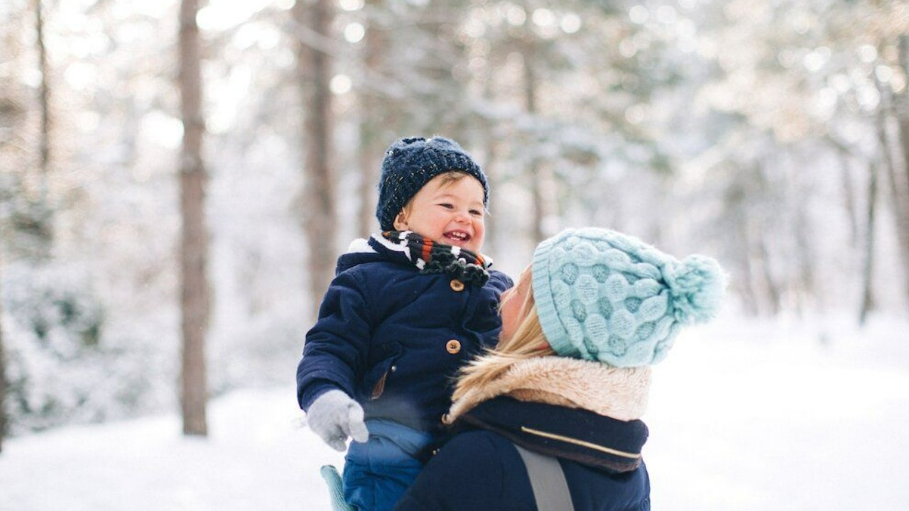 Parenting Tips: बच्चे को ठंड से बचाने के लिए पहना रहे ज्यादा कपड़े तो उसे अनजाने में पहुंचा रहे ये नुकसान