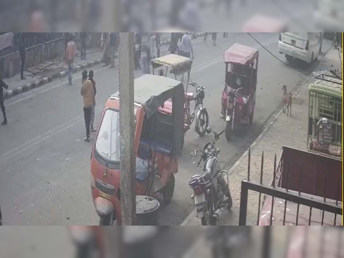 तेज रफ्तार कार ने फुटपाथ पर 3 बच्चों को मारी टक्कर, CCTV में कैद हुई दुर्घटना 