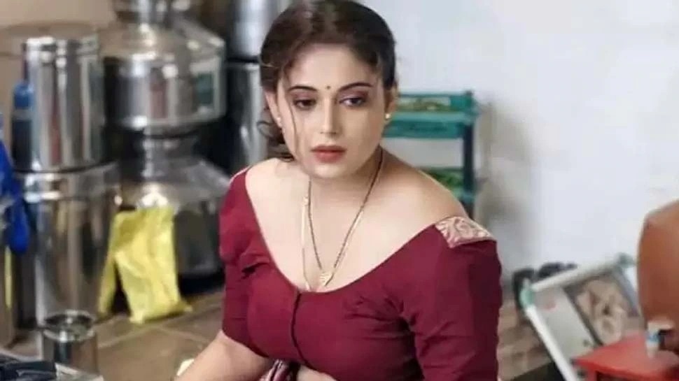 Sneha paul gave bold intimate scenes in charmsukh chawl and house of