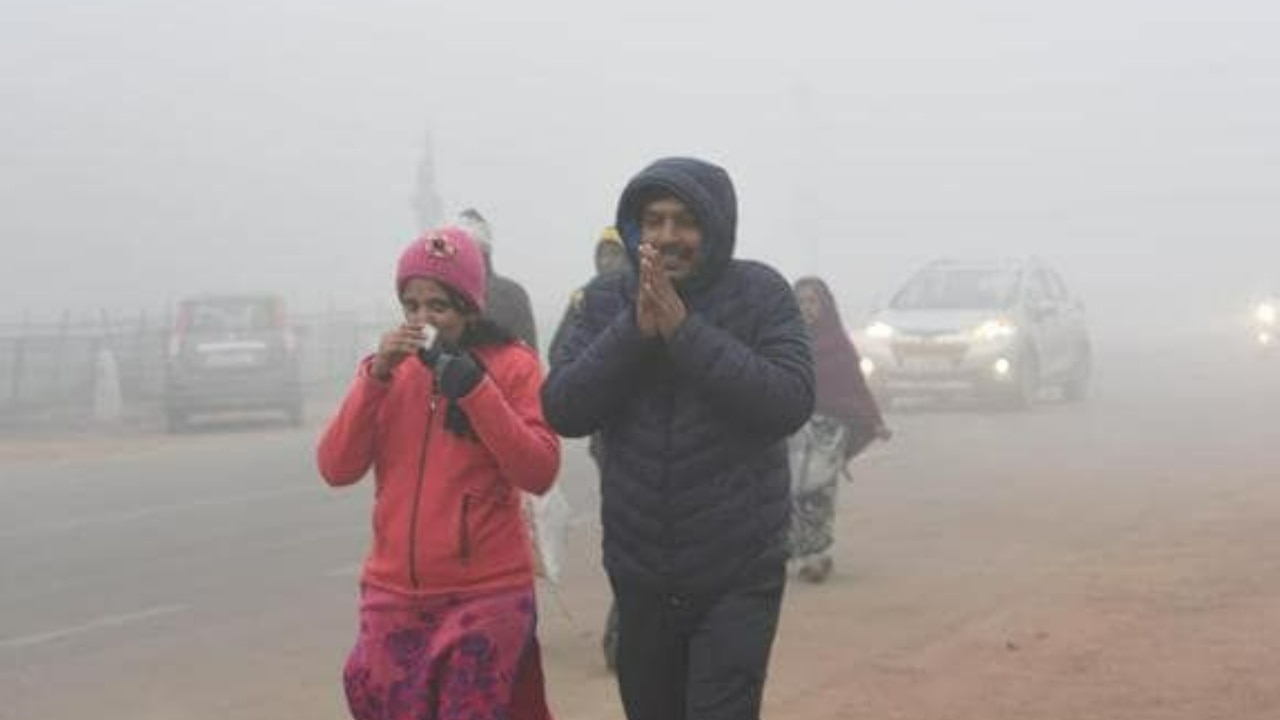 Weather Update: दिल्ली सहित इन इलाकों में बढ़ी ठिठुरन, इस दिन से पड़ेगी हाड़ कंपाने वाली ठंड