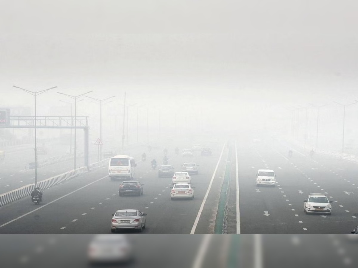 Delhi Dense Fog low visibility: कोहरे के चादर में लिपटी नजर आई Delhi, गाड़ियों की रफ्तार भी हुई कम, अभी और बढ़ेगी ठिठुरन