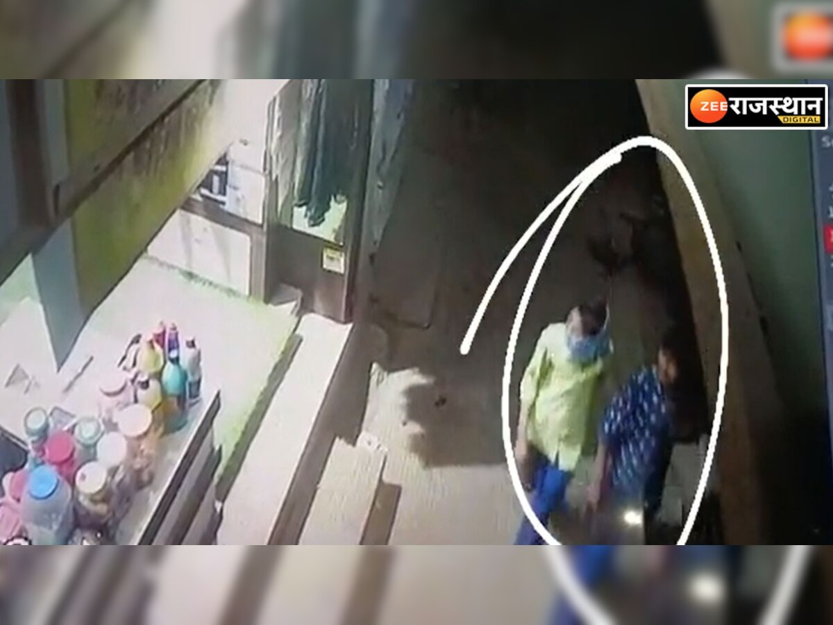वीडियो में देखिए: चोरों ने दुकान के बाहर लगे कैमरों को किया पार, सीसीटीवी में कैद घटना