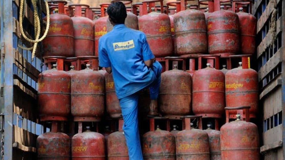 Petrol Diesel Price: नए साल पर महंगाई से राहत! सस्ते हुए रसोई गैस सिलेंडर Petrol Diesel Price: नए साल पर महंगाई से राहत! सस्ते हुए रसोई गैस सिलेंडर