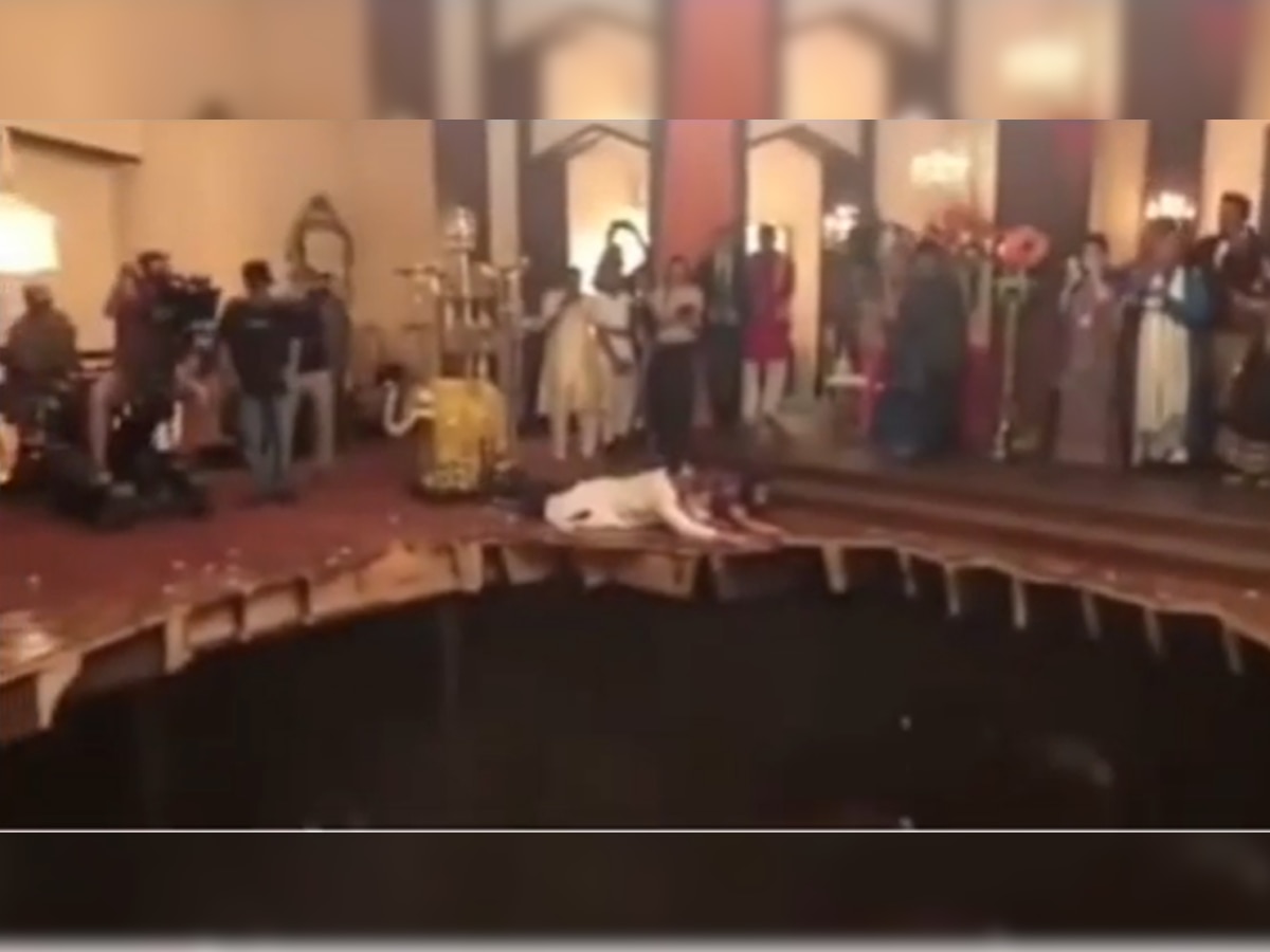 जमीन धंसने से शादी में डांस कर रहे 20 से ज्यादा मेहमान खाई में गिरे, सामने आया चौंकाने वाला Video