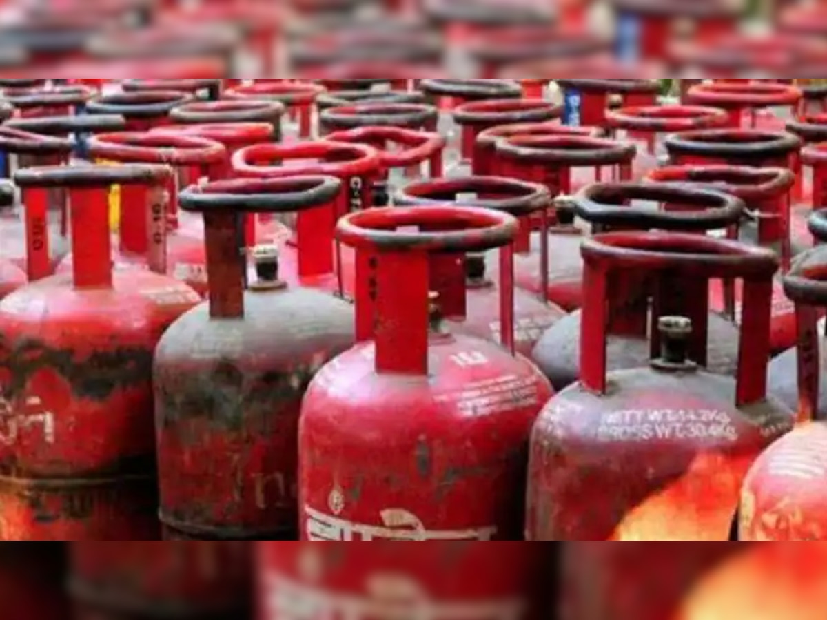 Gas Cylinder: सरकार का बड़ा ऐलान! इनको महज 6000 रुपये में मिलेंगे 12 सिलेंडर, लोगों की हो गई बल्ले-बल्ले