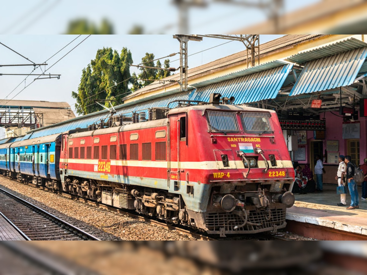 Indian Railways: ट्रेन में भूलकर भी न ले जाएं ये 4 चीजें, बेइज्जती के साथ सीधे पहुंच जाएंगे जेल; चुकाना पड़ेगा भारी जुर्माना