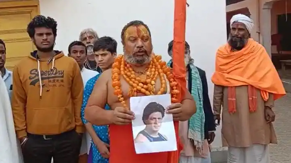 'जिंदा जला देंगे शाहरुख खान को', 'बशर्म रंग' पर विवाद के बीच अयोध्या के संत का बयान 'जिंदा जला देंगे शाहरुख खान को', 'बशर्म रंग' पर विवाद के बीच अयोध्या के संत का बयान