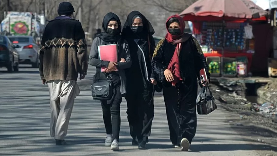 तालिबान ने फिर लिया औरतों के खिलाफ फैसला, अमेरिका ने की निंदा