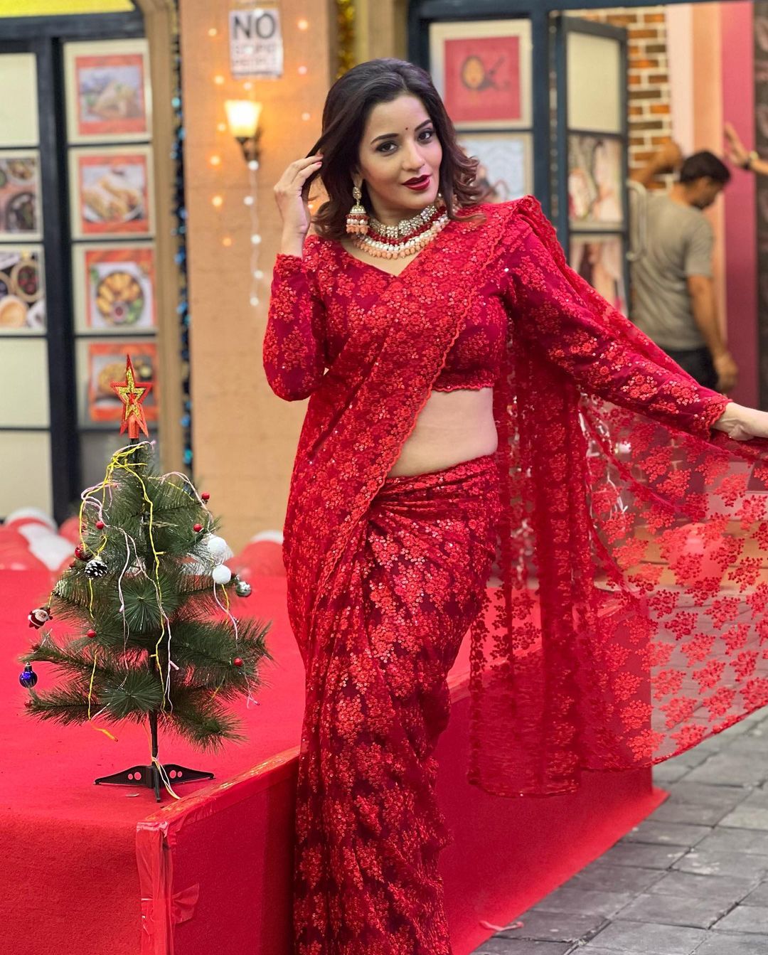 Monalisa Beautiful Saree Look