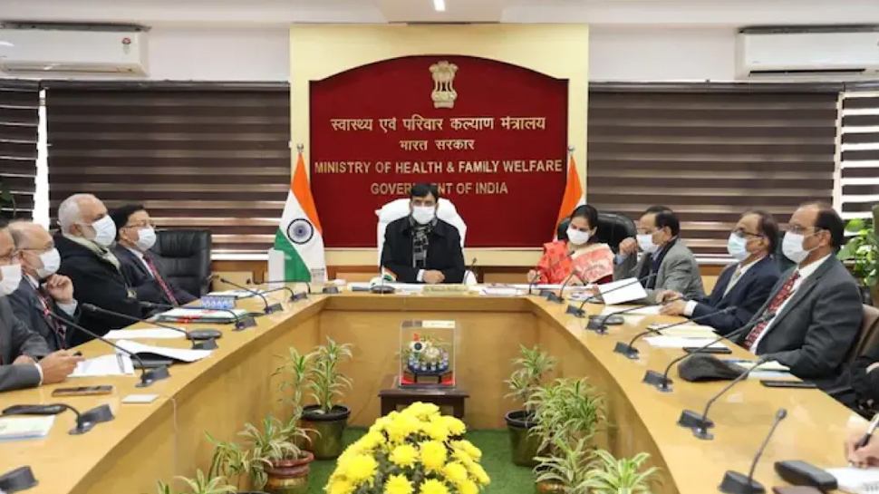 सार्वजनिक जगहों पर मास्क जरूरी, मीटिंग में स्वास्थ्य मंत्री ने लिए फैसले सार्वजनिक जगहों पर मास्क जरूरी, मीटिंग में स्वास्थ्य मंत्री ने लिए फैसले