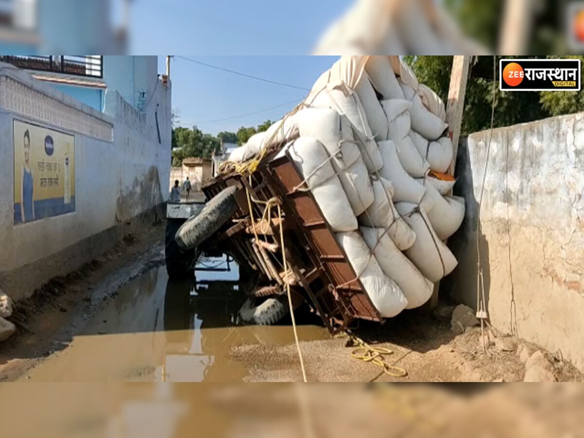 झुंझुनूं की खस्ताहाल सड़क पर पूर्व मंत्री के बेटे का पल्टा ट्रैक्टर, बचे बाल - बाल 