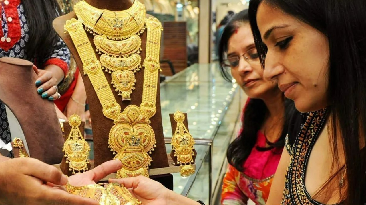 Gold Price 22 Dec: नए साल से पहले 5000 गिरे सोने के दाम, जानिए बाजार में क्या रहा गोल्ड का रेट?