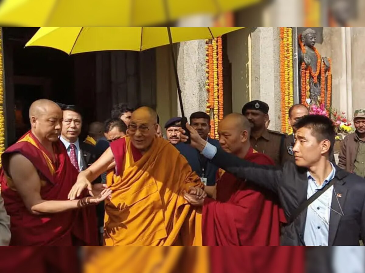 Dalai Lama in Gaya: बोधगया पहुंचे दलाई लामा, एक झलक के लिए बेताब दिखे श्रद्धालु