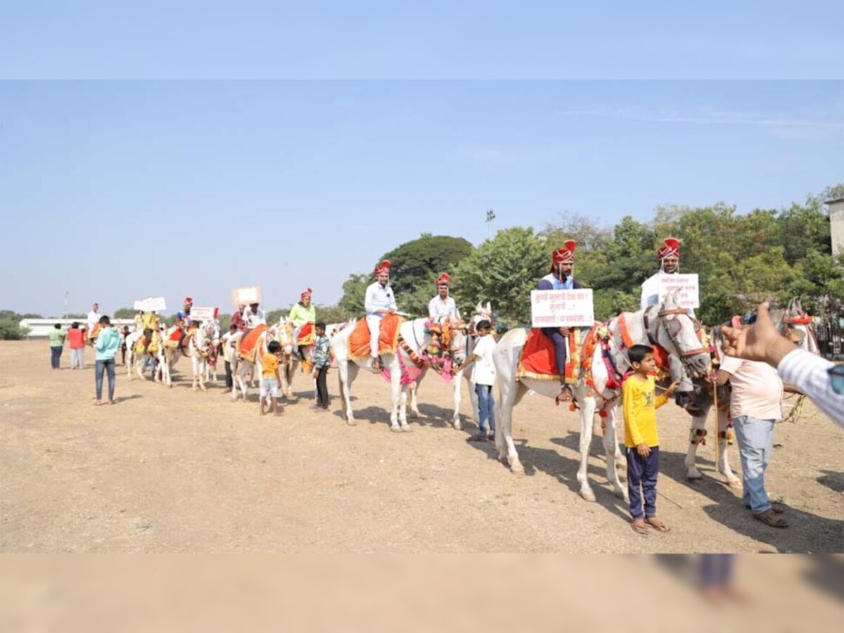 नहीं मिल रही लड़कियां; दूल्हे के पोशाक में अपना दर्द सुनाने कलेक्टर के पास पहुंची कुंवारों की टोली  