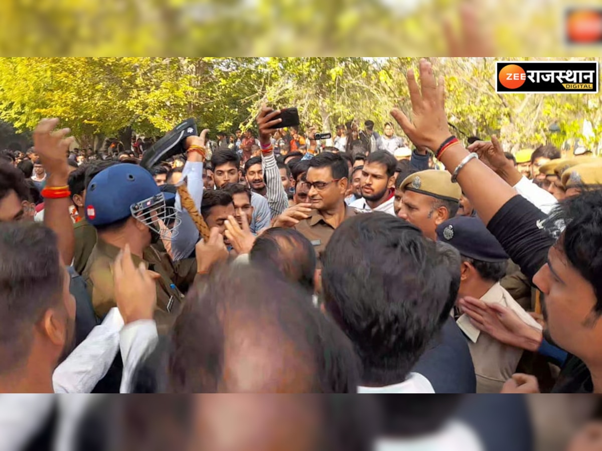 RTU में छात्र का VC पर जूते से हमला, छात्राओं से अभद्रता पर प्रोफेसर के खिलाफ हंगामा