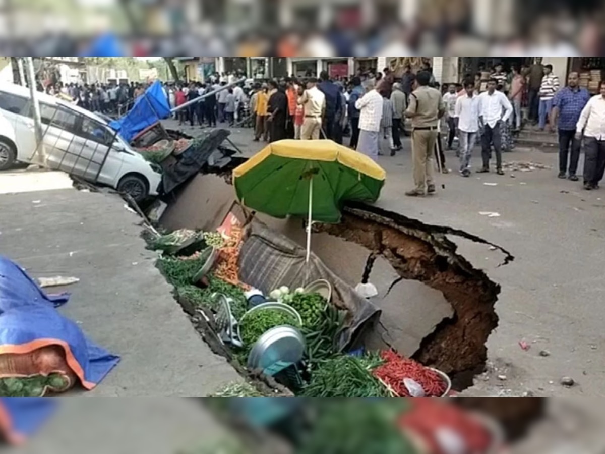 Road Collapse Video: फल-सब्जी की खरीदारी कर रहे थे सैकड़ों लोग, तभी बीच में से फट गई धरती: गड्ढे में समा गई गाड़ियां और ठेलियां