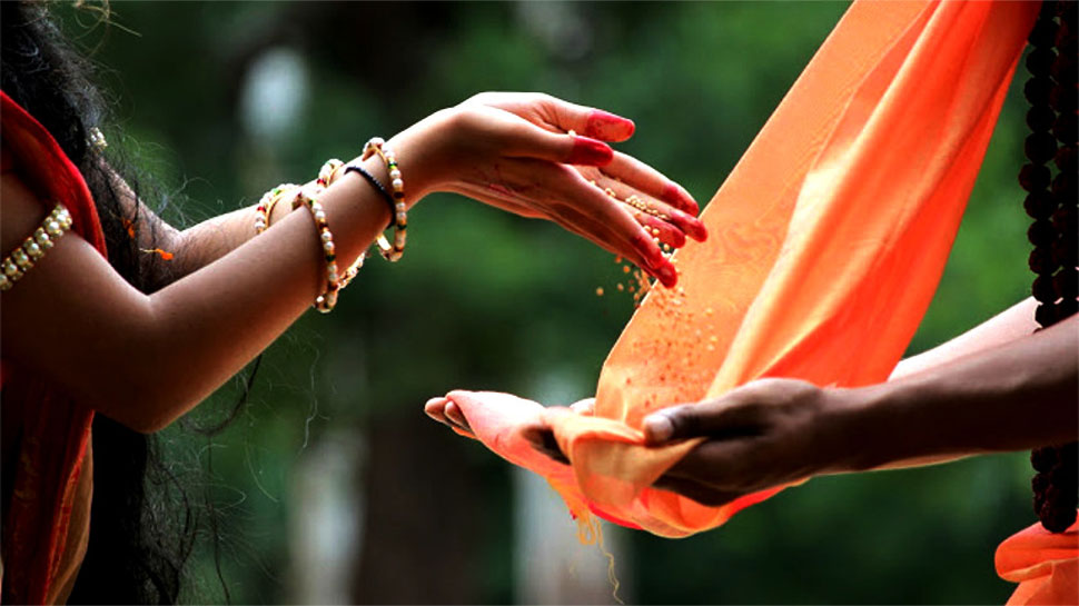 jyotish donating these 4 things is sin troubles can break your life iron kale til machis and salt | इन 4 चीजों का दान करने से लगता है पाप, टूट पड़ सकता