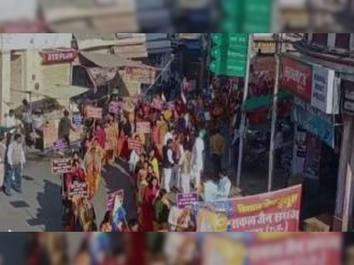 सम्मेद शिखर को पर्यटन स्थल बनाये जाने के विरोध में जैन समाज के लोगों ने निकाली मौन रैली