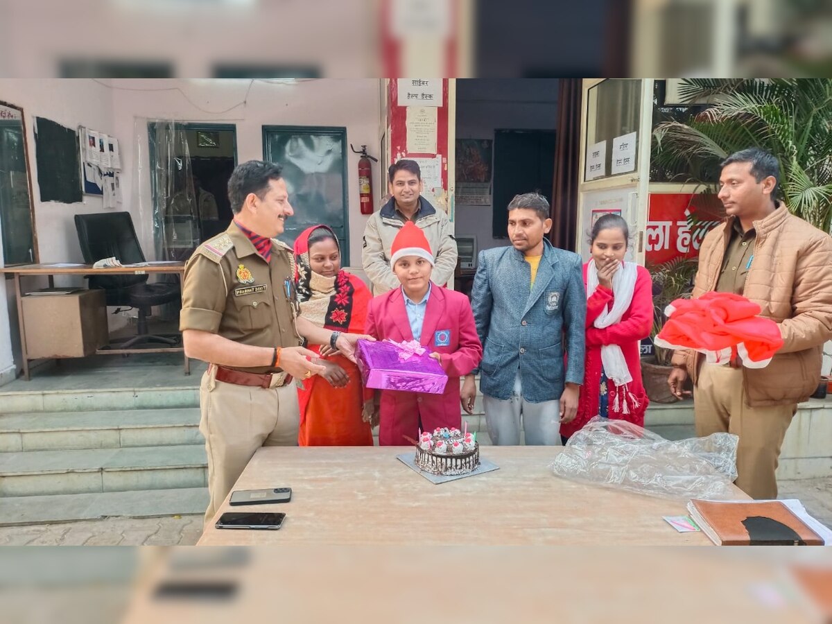 परिजनों से खफा मासूम घर छोड़ जा रहा था, सैंटा क्लॉज बनकर आई गाजियाबाद पुलिस ने दिया Christmas Gift
