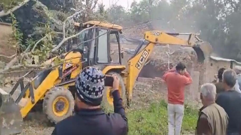 प्रेमिका को पीटने वाले प्रेमी का प्रशासन ने तोड़ा घर, रद्द किया उसका ड्राइविंग लाइसेंस