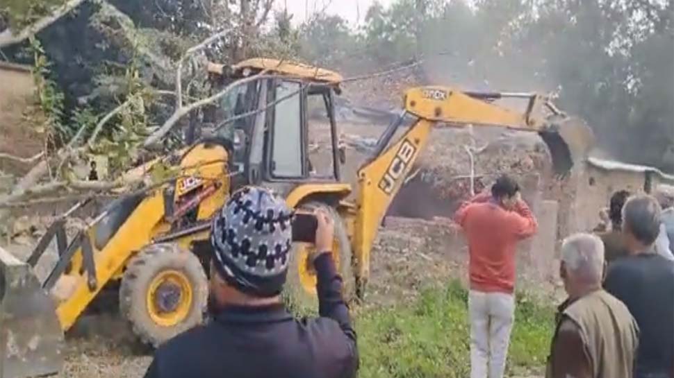 प्रेमिका को पीटने वाले प्रेमी का प्रशासन ने तोड़ा घर, रद्द किया उसका ड्राइविंग लाइसेंस प्रेमिका को पीटने वाले प्रेमी का प्रशासन ने तोड़ा घर, रद्द किया उसका ड्राइविंग लाइसेंस