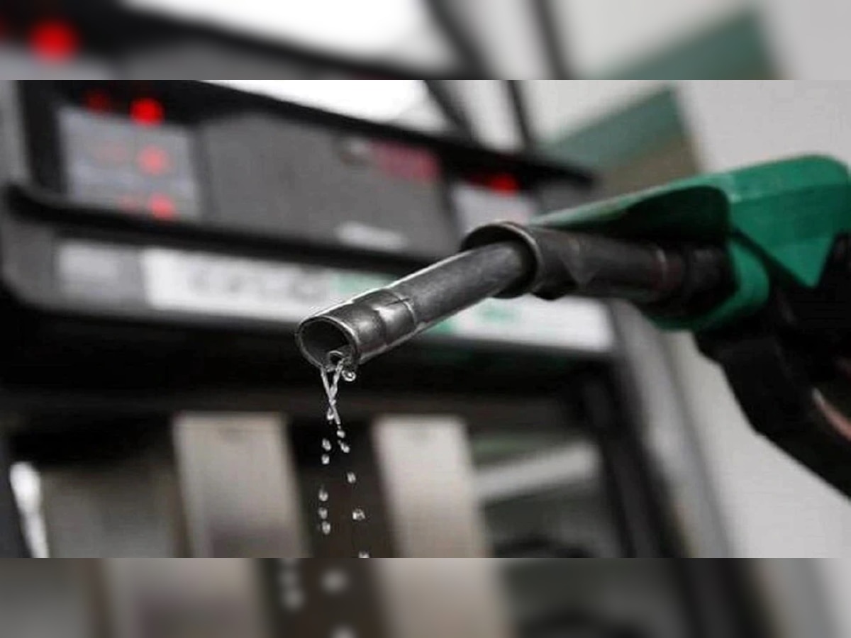 Petrol Diesel Price 26 December: सप्ताह के पहले दिन महंगा हुआ पेट्रोल-डीजल, जानें आपके शहर में आज का रेट 
