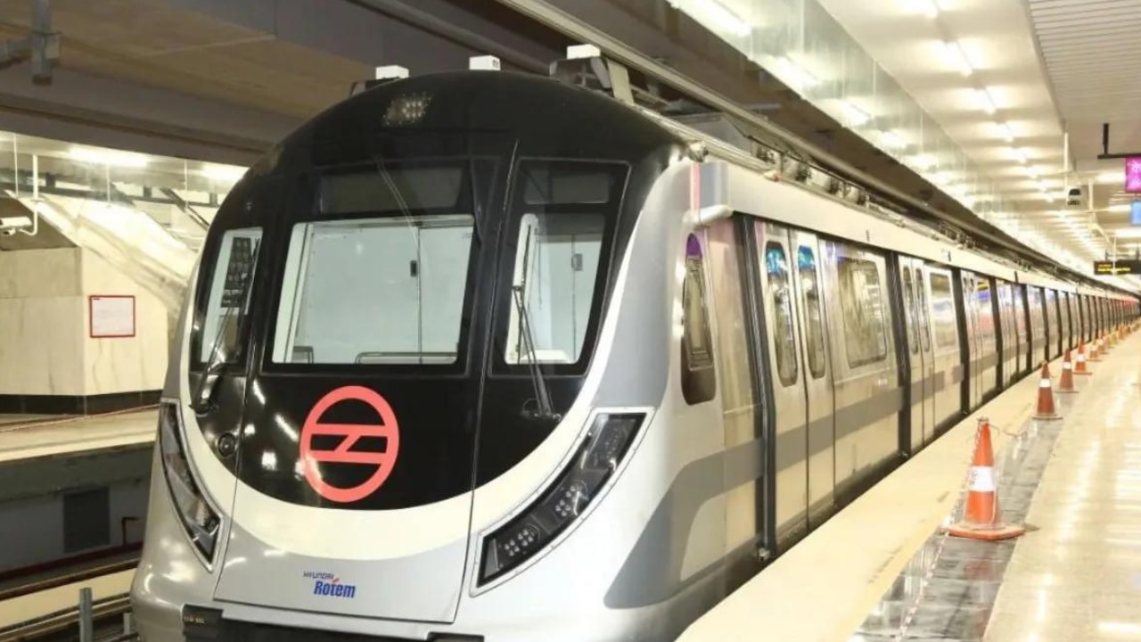 Delhi Metro: इस लाइन पर मेट्रो की सेवाएं हुईं प्रभावित, लोगों को हुई परेशानी