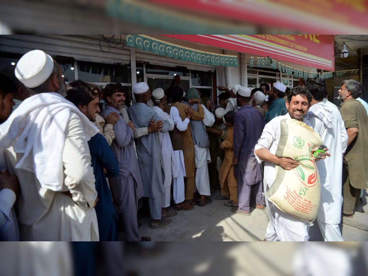 Flour rate in Pakistan: भारत से दुश्मनी कर दाने-दाने को तरस रहे पाकिस्तानी, आटा भी हुआ पहुंच से बाहर; पेट भरने के लिए शहरों में दंगे जैसे हालात