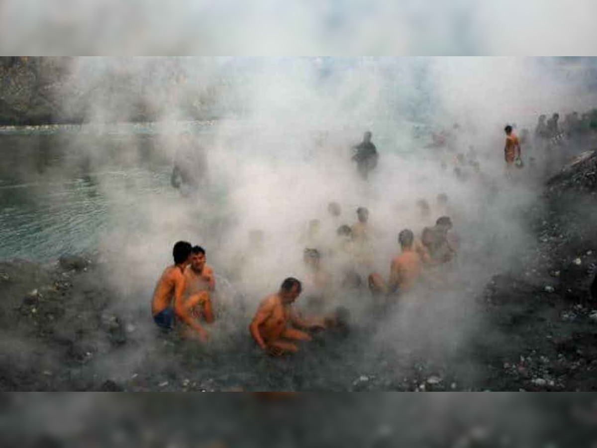 Hot Springs: सर्दियों में घूम आएं ये 5 कुंड, कड़ाके की ठंड में भी निकलता है इनसे गर्म पानी 