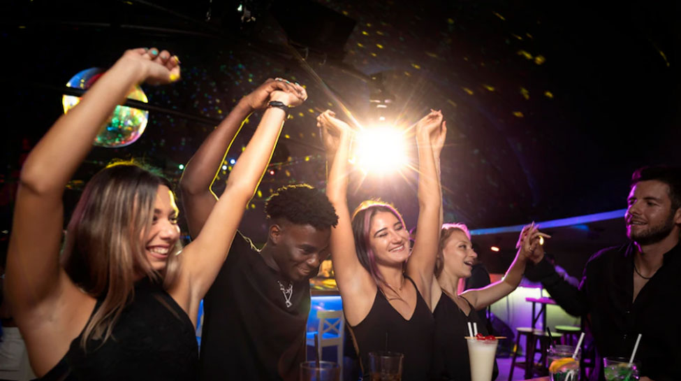 New Year Party: गजब की है ये स्कीम! New Year पर कर पाएंगे शानदार पार्टी और बचेगा पैसा
