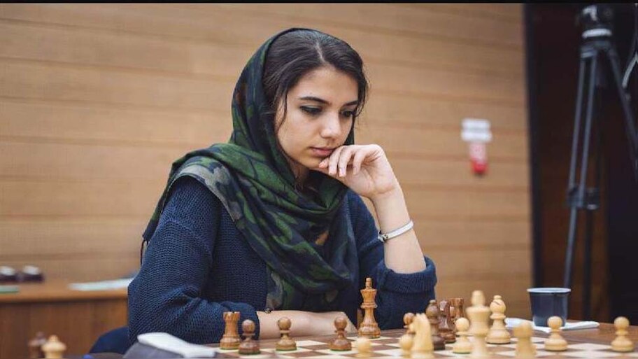 ईरानी खिलाड़ी सारा खादेम ने बिना हिजाब के शतरंज टूर्नामेंट में लिया हिस्सा; मच रहा बवाल 