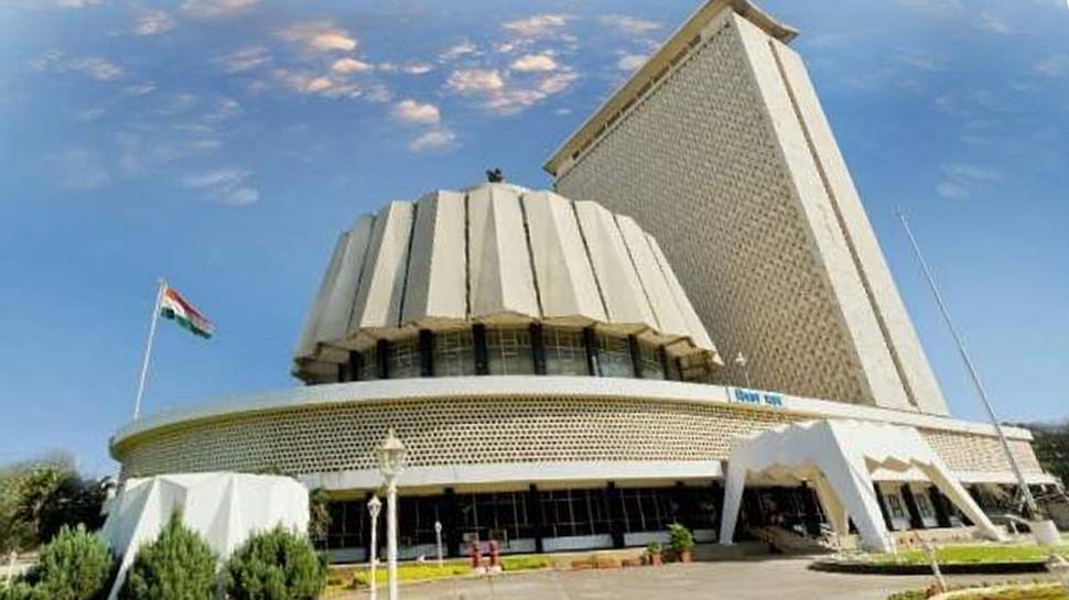 कर्नाटक के 865 मराठी भाषी गांवों पर महाराष्ट्र ने ठोका अपना दावा; भड़क सकती है आग ! कर्नाटक के 865 मराठी भाषी गांवों पर महाराष्ट्र ने ठोका अपना दावा; भड़क सकती है आग !