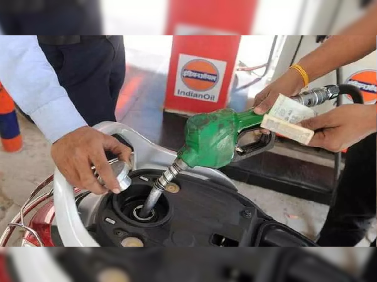 Today Petrol-Diesel Price: ରାଜଧାନୀରେ ଆହୁରି ଖସିଲା ପେଟ୍ରୋଲ-ଡିଜେଲ ଦର, ଗାଡ଼ିରେ ତେଲ ଭରିବା ପୂର୍ବରୁ ଚେକ୍ କରନ୍ତୁ ଆଜିର ରେଟ୍