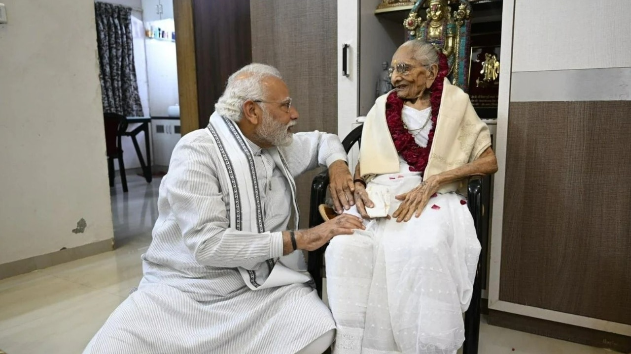 PM Modi Mother Health Update: मां हीराबेन का हालचाल लेने के बाद अस्पताल से निकले प्रधानमंत्री नरेंद्र मोदी, जानें हर अपडेट