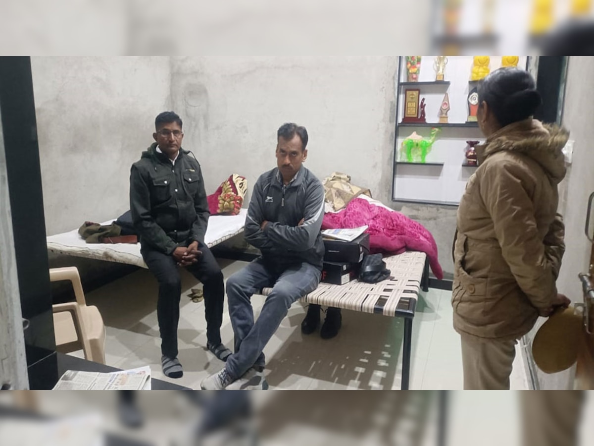 पुलिस की गिरफ्त में आरोपी.