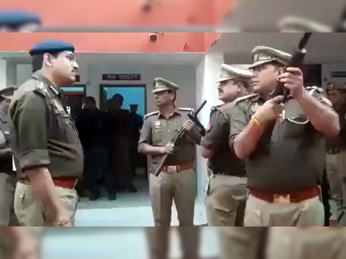 Viral Video: राइफल भी लोड नहीं कर पाए 'दरोगा जी', ये वीडियो देखकर हंसते-हंसते पीट लेंगे माथा