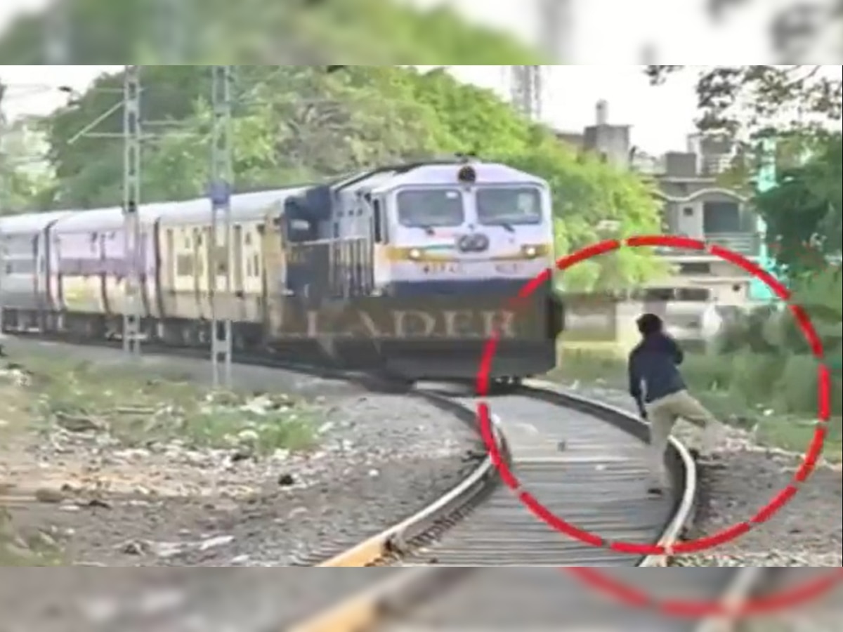 Video: चलती ट्रेन को देखकर लड़के ने कुछ ऐसा किया, पायलट ने उतरकर जड़ा थप्पड़