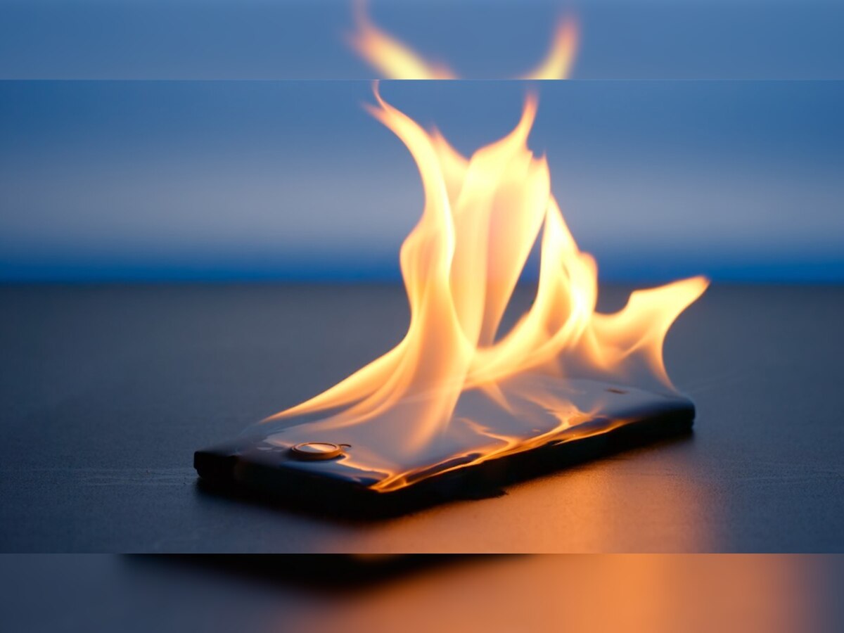 Smartphone Blast: अगर करते हैं ये काम तो बम की तरह फटेगा आपका फोन, जानिए और रहें Alert