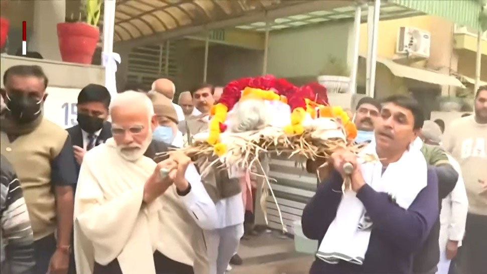 Pm Narendra Modi Mother Last Rites Photo Heeraben Demise | PM Modi's Mother Last Rites: मां की अंतिम यात्रा में शामिल हुए पीएम मोदी, पार्थिव शरीर को दिया कंधा | Hindi News, देश