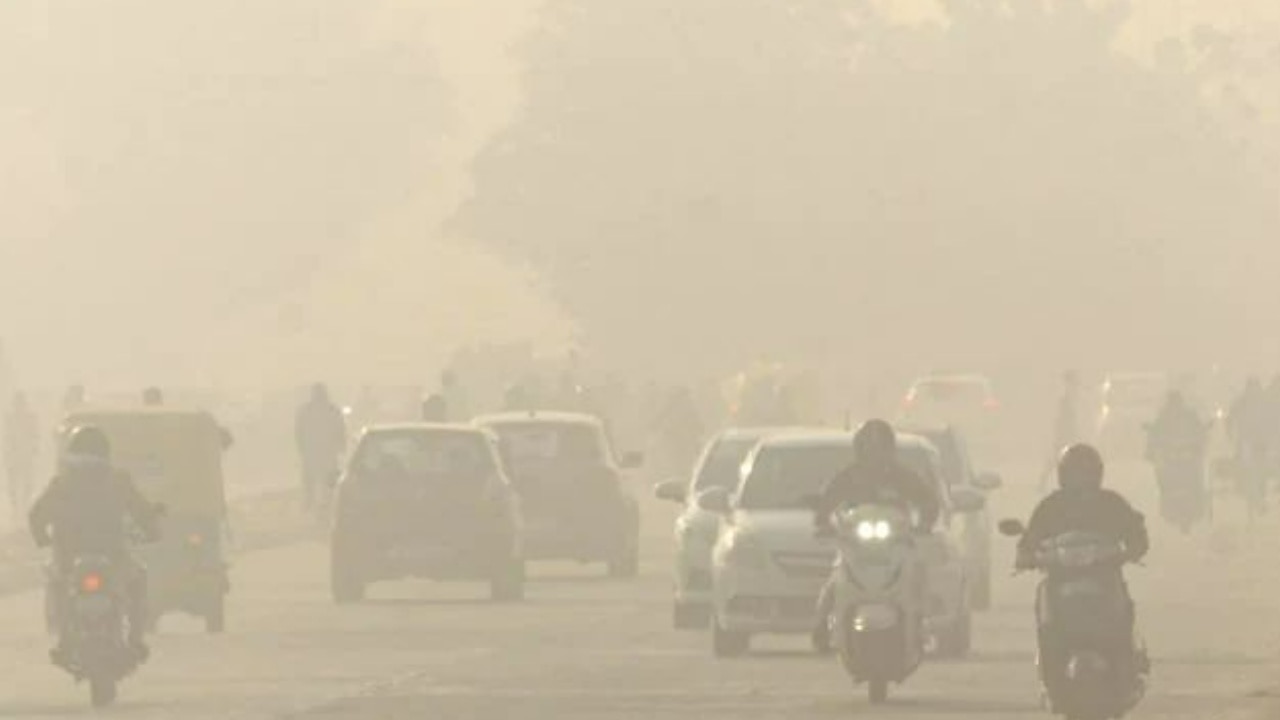 Pollution in Delhi: दिल्ली में कड़ाके की ठंड के बावजूद प्रदूषण से राहत नहीं, &#039;बेहद खराब&#039; हुई हवा 