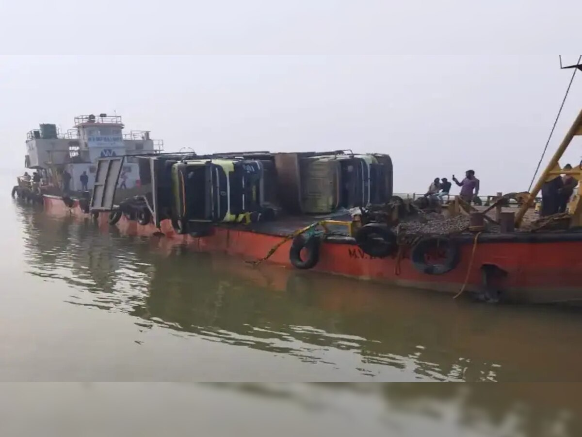 Cargo Ship Capsize: ଗଙ୍ଗା ନଦୀରେ ଭାରସାମ୍ୟ ହରାଇଲା ମାଲବାହକ ଜାହାଜ, ବୁଡ଼ିଗଲା ୩ ଟ୍ରକ 