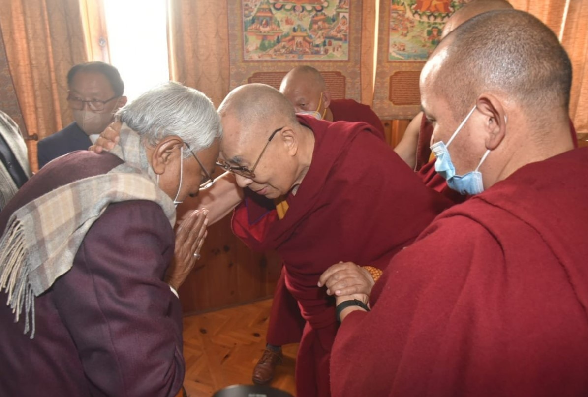 Bihar CM Nitish Kumar Meets Dalai Lama in mahabodhi mandir bodh gaya during  kalchakra puja see photos | Bihar CM Nitish Kumar Meets Dalai Lama: दलाई  लामा से मिले सीएम नीतीश, बोधगया में की पूजा | Hindi News, गया