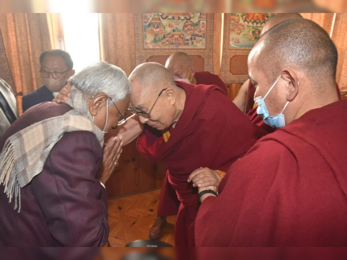 Bihar CM Nitish Kumar Meets Dalai Lama: दलाई लामा से मिले सीएम नीतीश, बोधगया में की पूजा