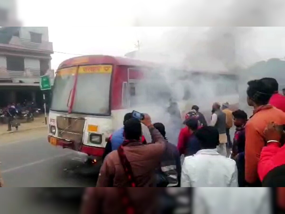 Amroha News: चलती रोडवेज बस में अचानक लगी आग, यात्रियों में मचा हड़कंप