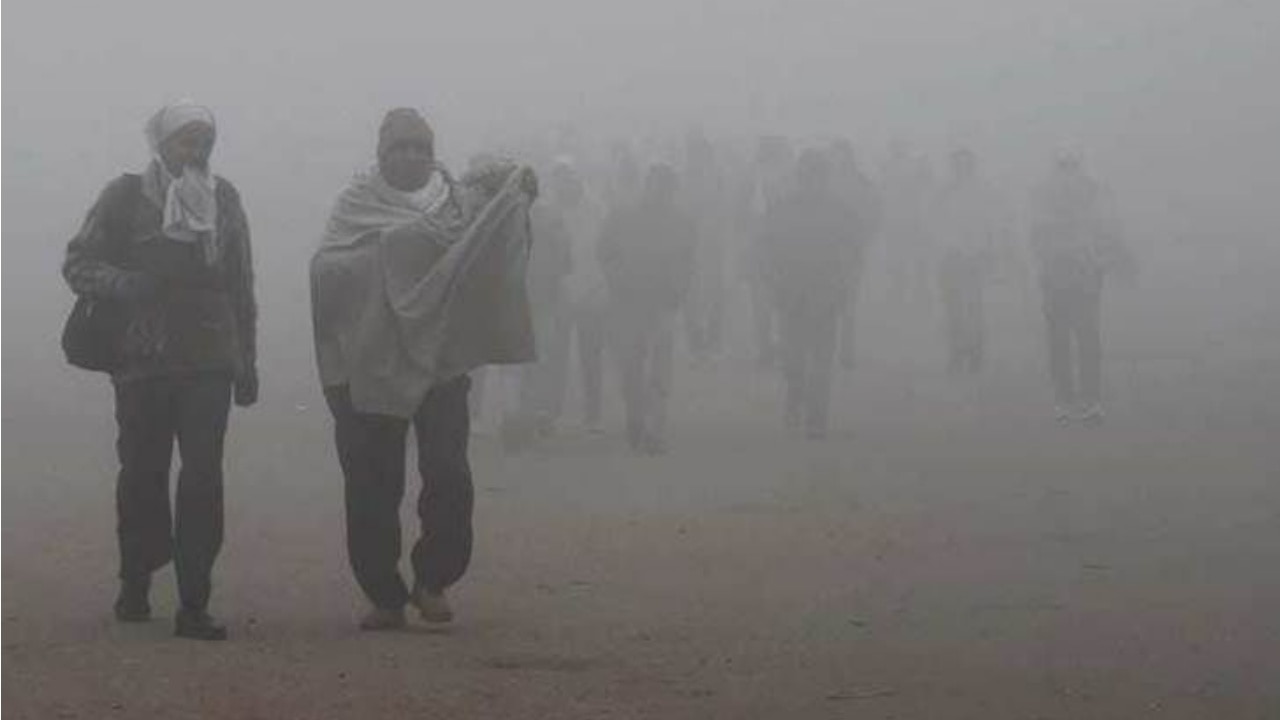 Weather Update: पहाड़ों पर शुरू हुई बर्फबारी, नए साल पर दिल्ली-यूपी में बढ़ेगी ठंड